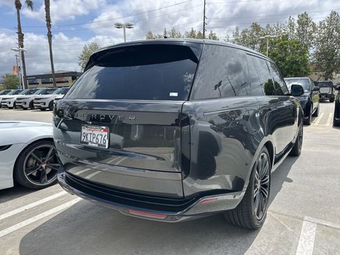Used 2024 Land Rover Range Rover SE AWD/4WD image 3