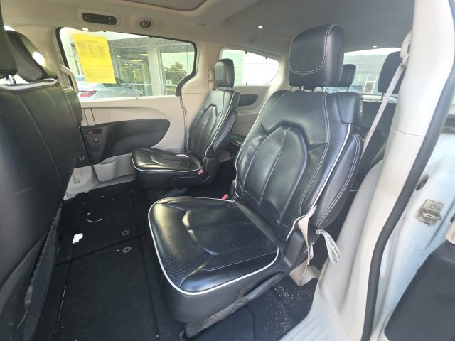 Used 2023 Chrysler Pacifica Limited FWD image 11