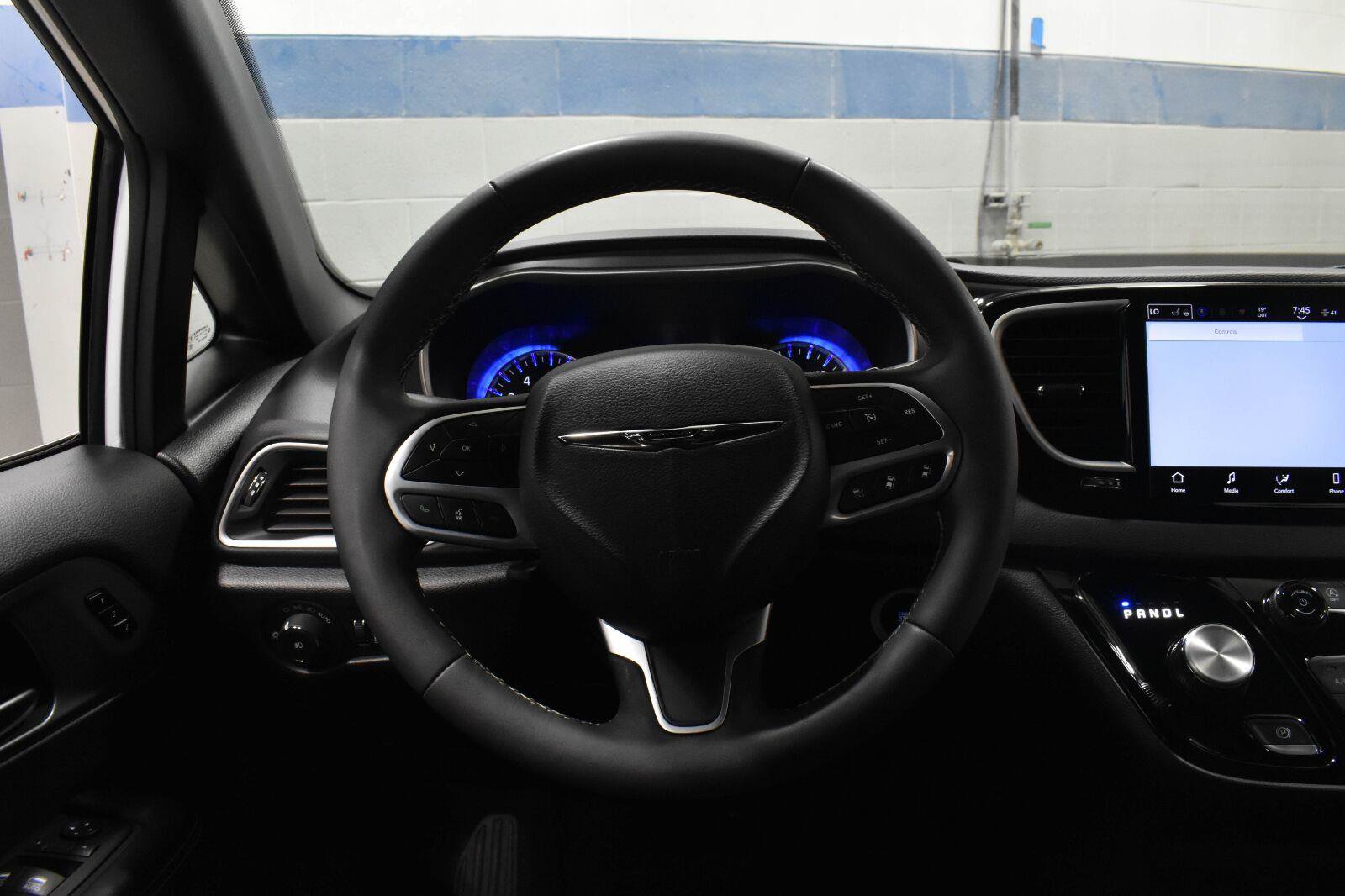 Used 2025 Chrysler Pacifica Select FWD image 7