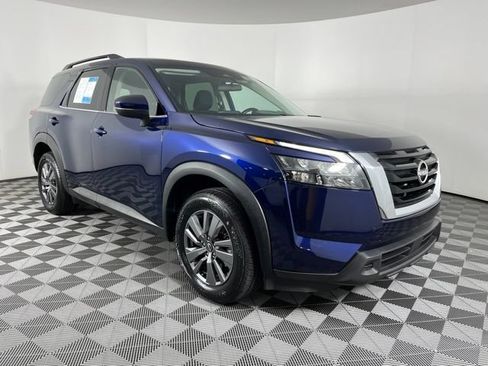 Used 2025 Nissan Pathfinder SV FWD image 3