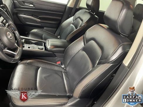 Used 2024 Nissan Pathfinder SL w/ Black Appearance Package AWD/4WD image 13