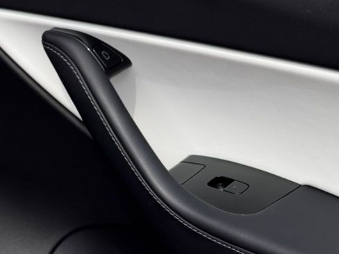 Used 2020 Tesla Model Y Long Range image 37