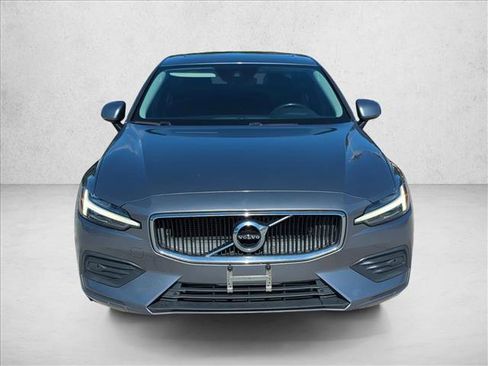 Used 2020 Volvo S60 T6 Momentum image 2
