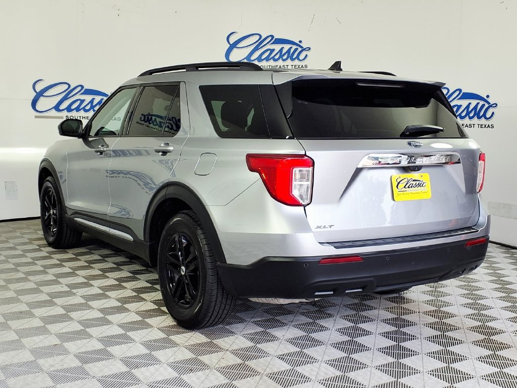 Used 2024 Ford Explorer XLT RWD image 2