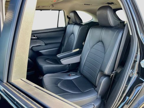Used 2024 Toyota Highlander XLE FWD image 24