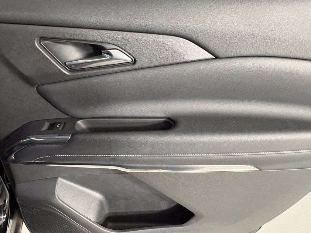 Used 2025 Chevrolet Traverse LT FWD image 15