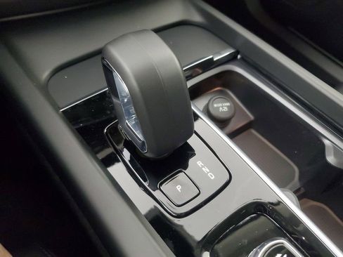 Certified 2025 Volvo XC60 B5 Core image 34