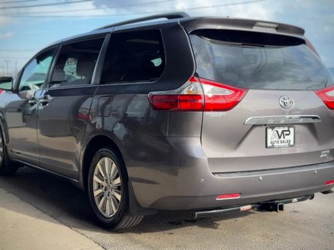 Used 2017 Toyota Sienna Limited image 4