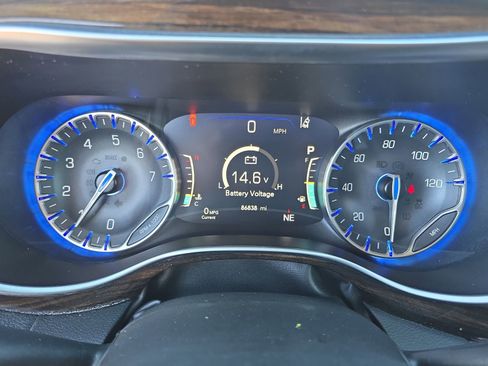 Used 2023 Chrysler Pacifica Limited image 28