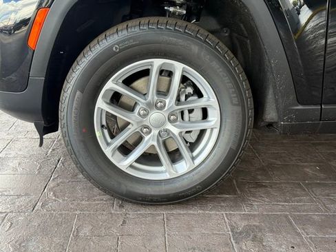 New 2025 Jeep Grand Cherokee Laredo w/ Luxury Tech Group I image 12