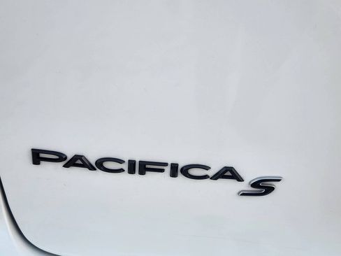 Used 2025 Chrysler Pacifica Limited FWD image 4
