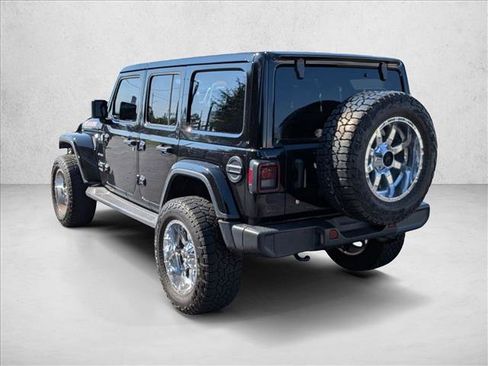 Used 2018 Jeep Wrangler Unlimited Sahara AWD/4WD image 8