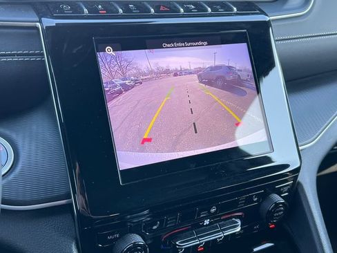 Used 2024 Jeep Grand Cherokee Altitude image 23