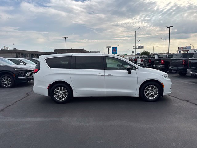 Used 2025 Chrysler Pacifica Select FWD image 2