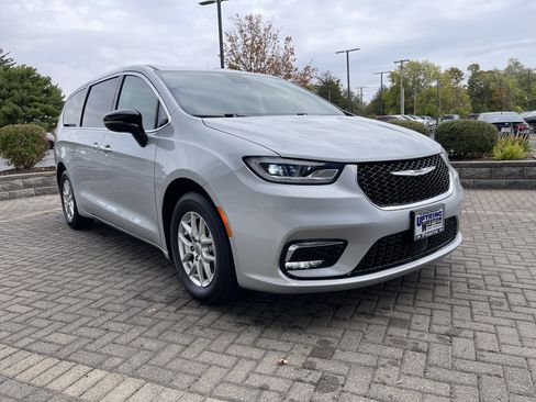 Used 2024 Chrysler Pacifica Touring-L image 7