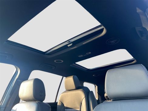 Used 2023 Chevrolet Traverse LT w/ LT Premium Package image 23