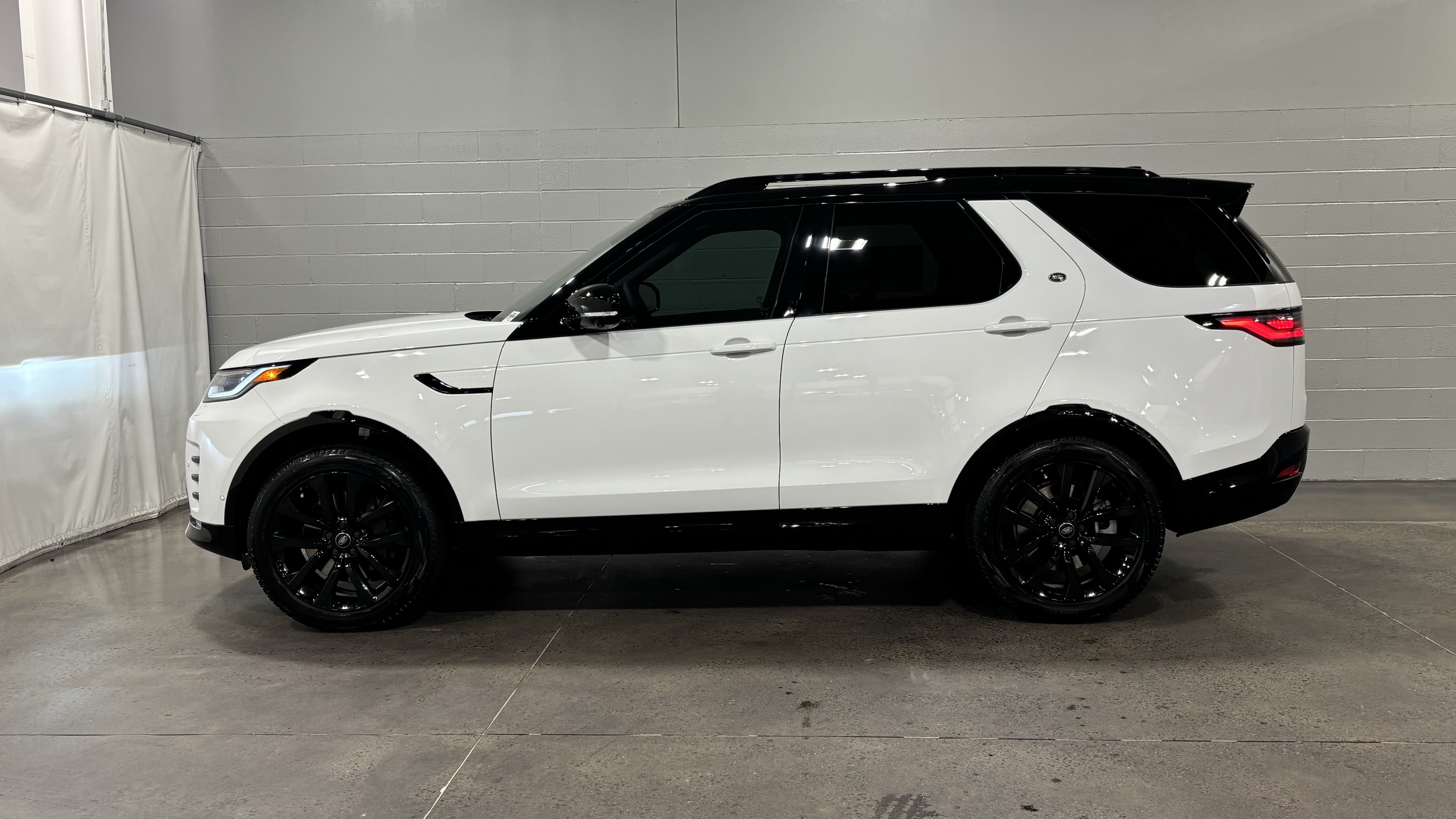 New 2026 Land Rover Discovery Limited Edition AWD/4WD image 7