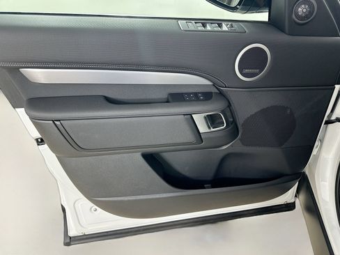 Used 2025 Land Rover Discovery Dynamic SE AWD/4WD image 16