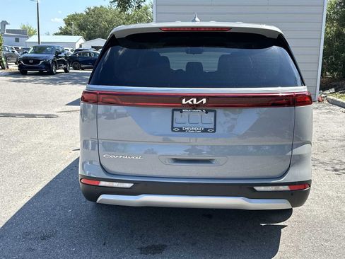 Used 2022 Kia Carnival EX FWD image 5