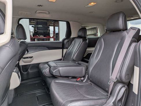 Used 2023 Kia Carnival LX FWD image 32