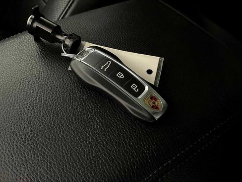 Used 2022 Porsche Cayenne image 27