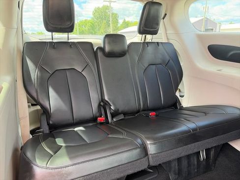 Used 2024 Chrysler Pacifica Touring-L FWD image 41