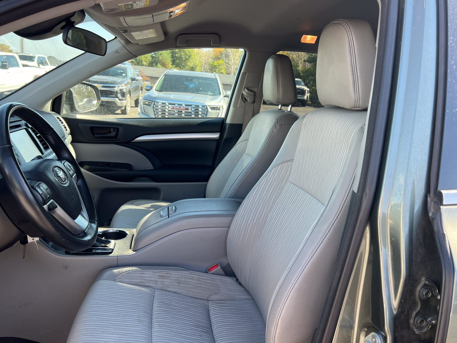 Used 2017 Toyota Highlander Plus AWD/4WD image 4