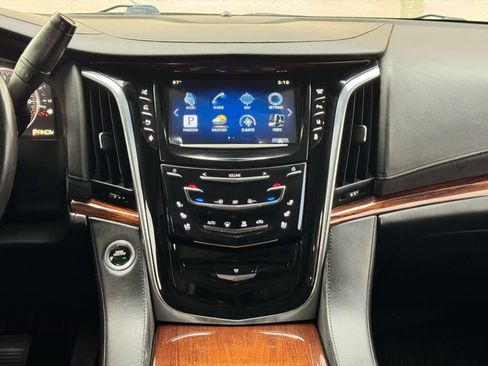 Used 2015 Cadillac Escalade Premium image 27