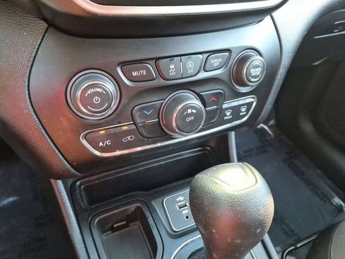 Used 2019 Jeep Cherokee Latitude w/ Popular Appearance Group FWD image 19