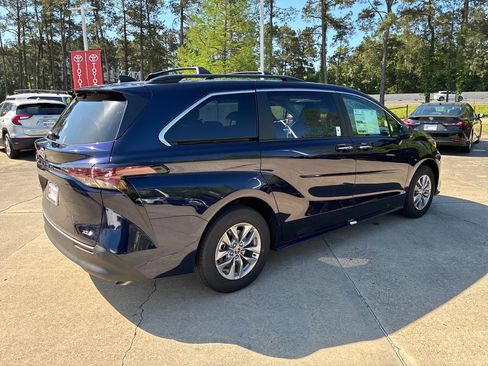 New 2026 Toyota Sienna XLE image 7