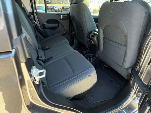 Used 2025 Jeep Gladiator Sport image 21