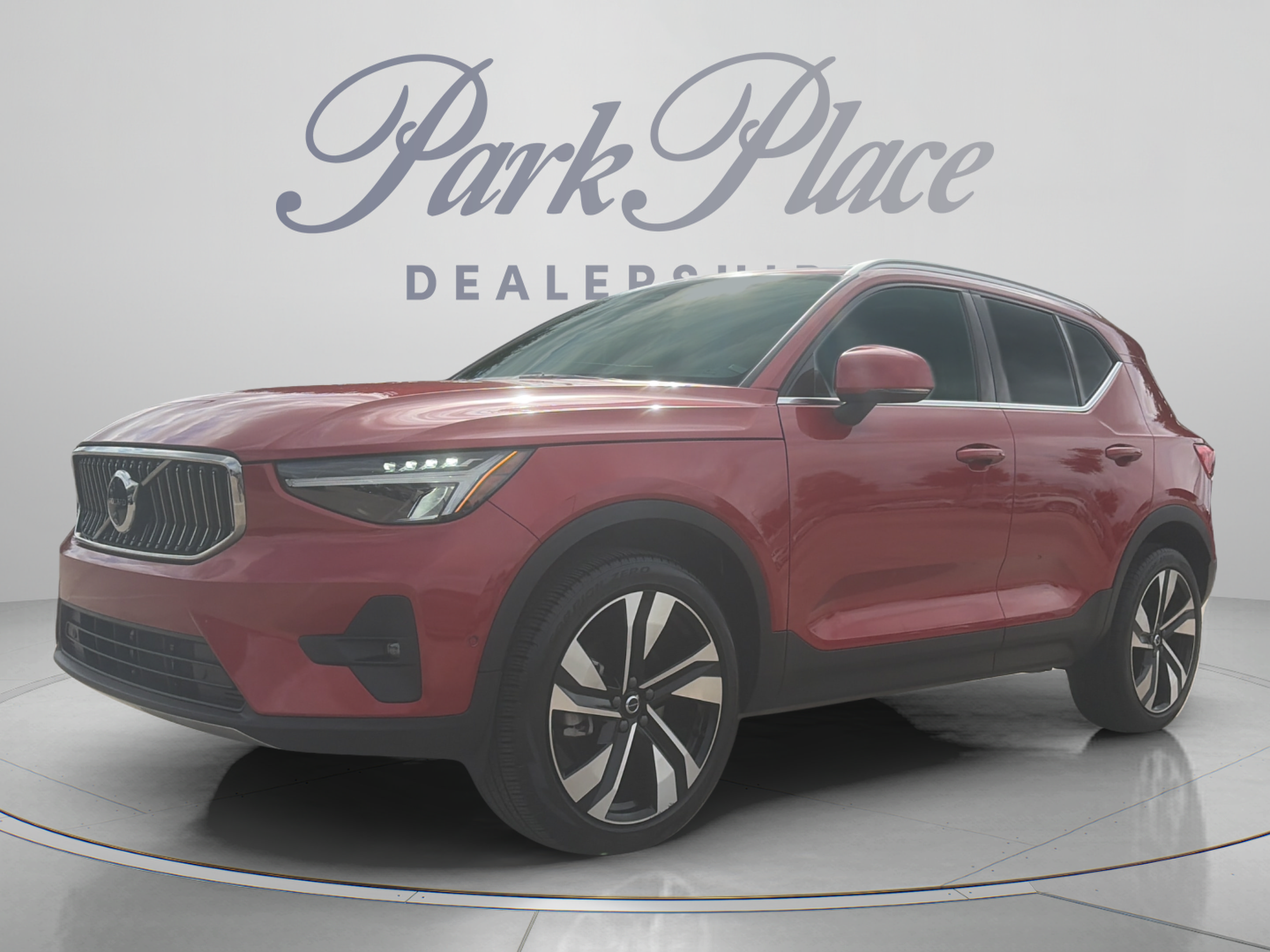 Used 2024 Volvo XC40 B5 Plus AWD/4WD image 1