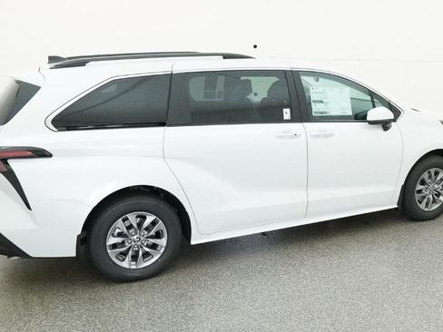 New 2026 Toyota Sienna XLE FWD image 19