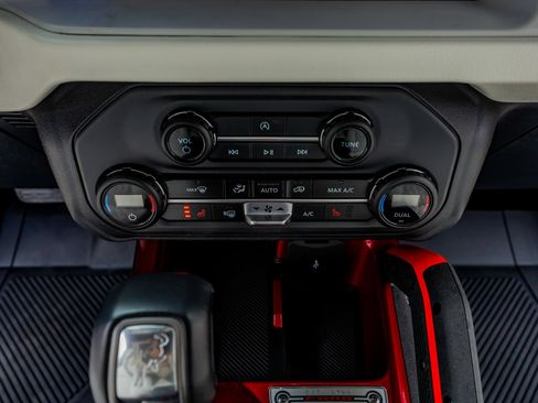 Used 2025 Ford Bronco Heritage Edition AWD/4WD image 26