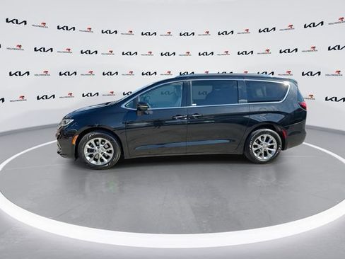 Used 2021 Chrysler Pacifica Touring-L FWD image 6