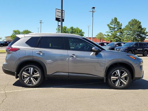 Used 2025 Nissan Rogue SL AWD/4WD image 6
