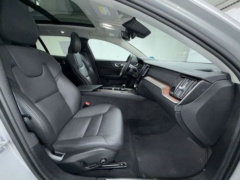 Used 2025 Volvo V60 B5 Cross Country Plus image 11
