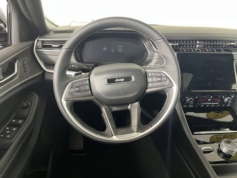 Used 2025 Jeep Grand Cherokee Limited image 20