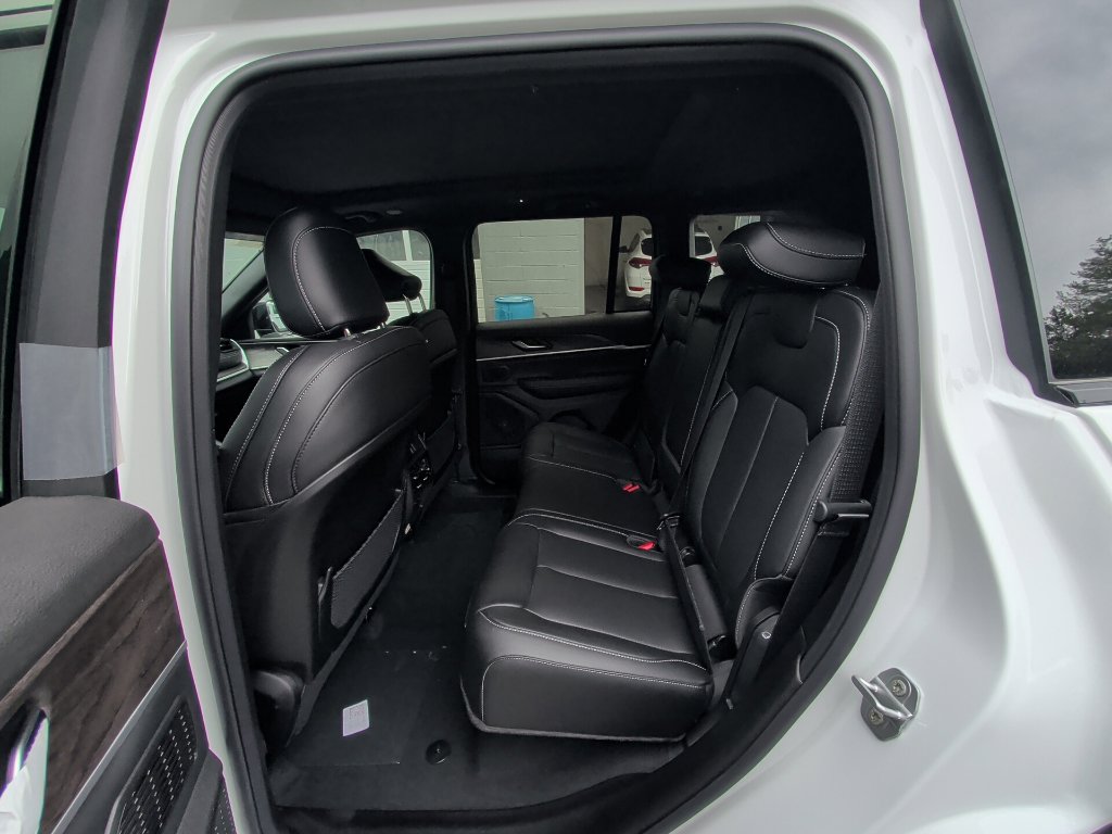 New 2026 Jeep Grand Cherokee Limited w/ Luxury Tech Group II AWD/4WD image 14