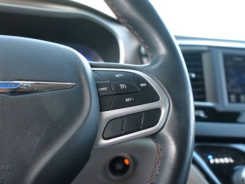 Used 2018 Chrysler Pacifica Touring-L FWD image 18