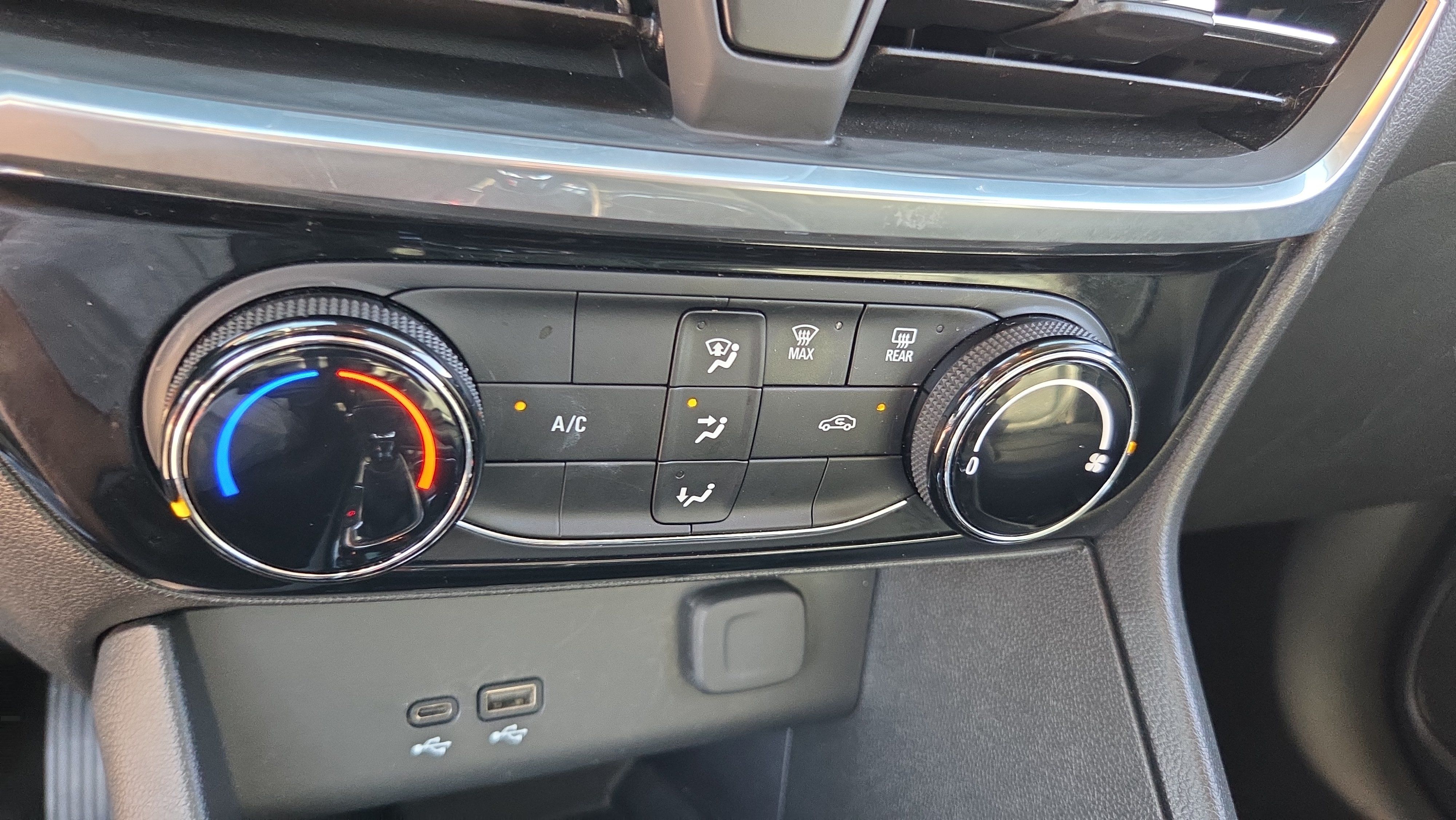 Certified 2024 Buick Encore GX Sport Touring AWD/4WD image 23