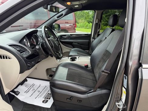 Used 2019 Dodge Grand Caravan SXT FWD image 11
