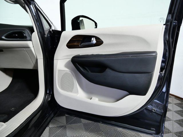 Used 2023 Chrysler Pacifica Limited FWD image 9