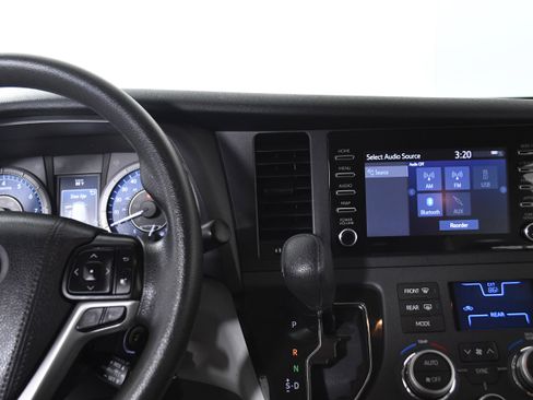 Used 2020 Toyota Sienna L image 15