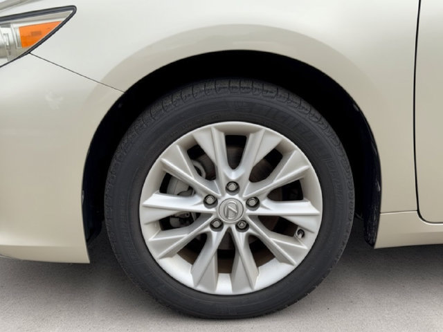 Used 2015 Lexus ES 300h w/ Navigation System Package FWD image 11