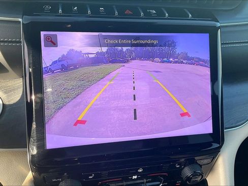 Used 2025 Jeep Grand Cherokee Limited AWD/4WD image 18