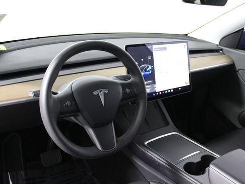 Used 2021 Tesla Model Y Long Range image 8