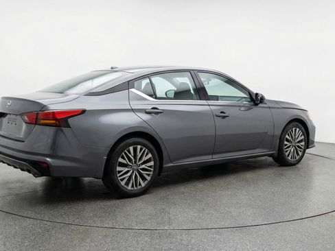 Used 2025 Nissan Altima 2.5 SV FWD image 9