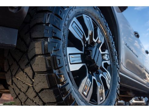 Used 2024 GMC Sierra 2500 Denali w/ Denali Reserve Package image 9