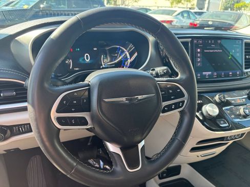 Used 2023 Chrysler Pacifica Touring-L FWD image 25